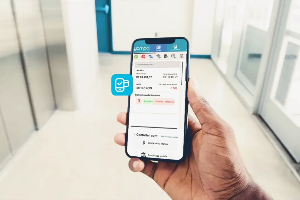 Pessoa com um smartphone que mostra um aplicativo de controle financeiro, focando na gestão da saúde financeira.