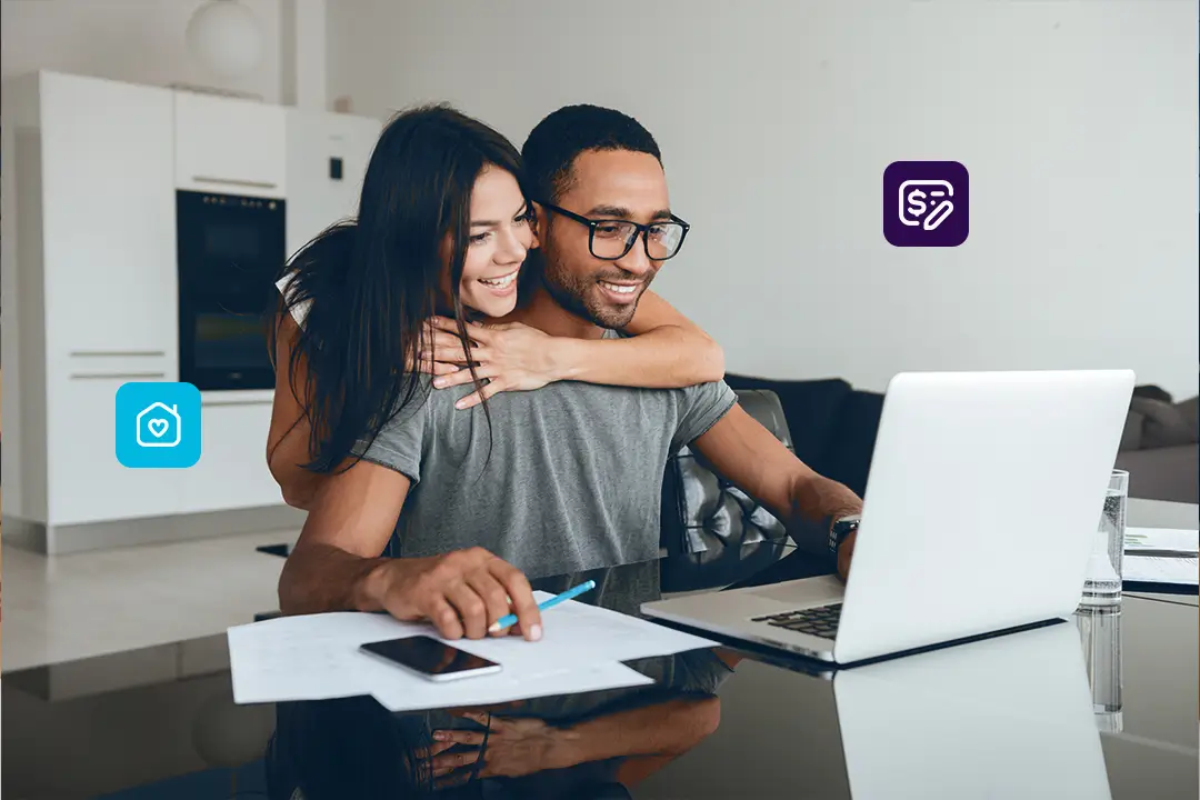 Homem e mulher juntos à mesa, utilizando um laptop para empreender em casal.