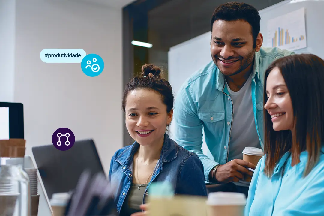 Equipe de trabalho sorrindo e colaborando em um escritório, representando um ambiente produtivo.