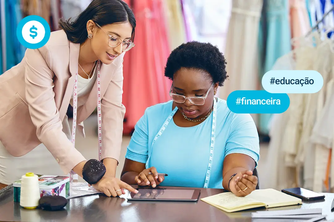 Duas mulheres trabalhando em um laptop com as palavras "Educação" e "Financeira" sobre educação financeira.